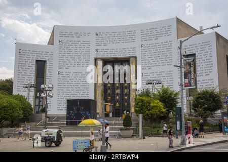 Les paroles des chansons de JAY-Z comme encore et Sweet couvrent actuellement l'extérieur de la Brooklyn public Library, en l'honneur du 50e anniversaire du HipHop en 2023. L'exposition « Book of HOV » de Jay-Z est à la Brooklyn public Library Banque D'Images