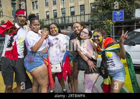 Spectateurs le long de Eastern Parkway à la West Indian Caribbean Parade annuelle le jour du travail à Brooklyn, New York. Banque D'Images