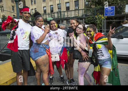 Spectateurs le long de Eastern Parkway à la West Indian Caribbean Parade annuelle le jour du travail à Brooklyn, New York. Banque D'Images