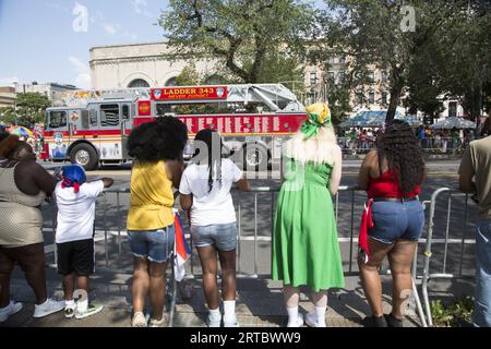 Spectateurs le long de Eastern Parkway à la West Indian Caribbean Parade annuelle le jour du travail à Brooklyn, New York. Banque D'Images