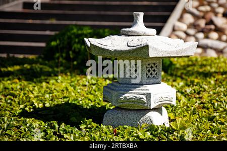 une petite pagode comme décoration de jardin Banque D'Images