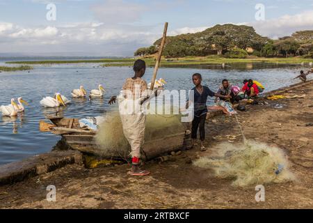 HAWASSA, ETHIOPIE - 28 JANVIER 2020 : enfants au marché aux poissons de Hawassa, Ethiopie Banque D'Images