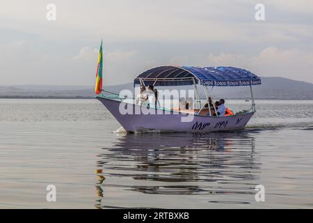 HAWASSA, ETHIOPIE - 26 JANVIER 2020 : touristes sur un petit bateau sur le lac Awassa, Ethiopie Banque D'Images