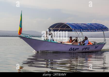 HAWASSA, ETHIOPIE - 26 JANVIER 2020 : touristes sur un petit bateau sur le lac Awassa, Ethiopie Banque D'Images