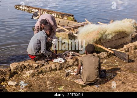 HAWASSA, ETHIOPIE - 28 JANVIER 2020 : pêcheurs avec leurs prises au marché aux poissons de Hawassa, Ethiopie Banque D'Images