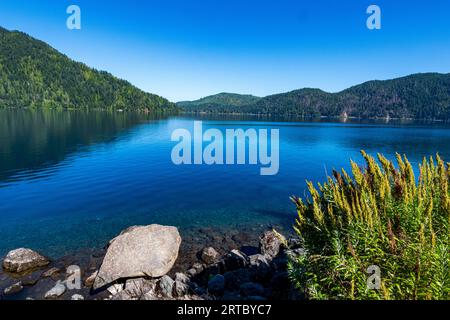 Eaux cristallines du lac Crescent dans le parc national d'Olyumpic Banque D'Images