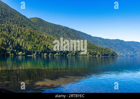 Eaux cristallines du lac Crescent dans le parc national d'Olyumpic Banque D'Images