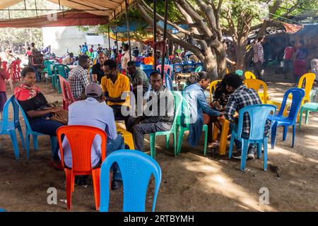 HAWASSA, ETHIOPIE - 28 JANVIER 2020 : la population locale au marché aux poissons de Hawassa, Ethiopie Banque D'Images