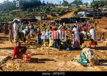 DORZE, ETHIOPIE - 30 JANVIER 2020 : vue d'un marché dans le village de Dorze, Ethiopie Banque D'Images