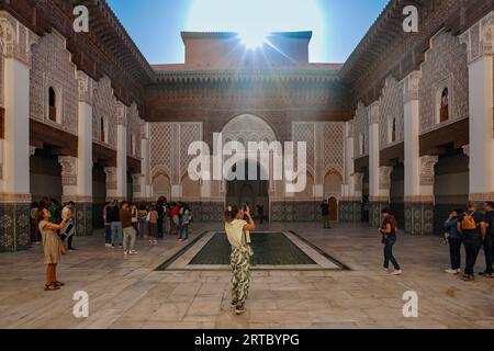 Afrique du Nord. Maroc. Marrakech. Les touristes prennent des photos à Madrasa Ben Youssef. La madrassah la plus grande et la plus importante du Maroc Banque D'Images