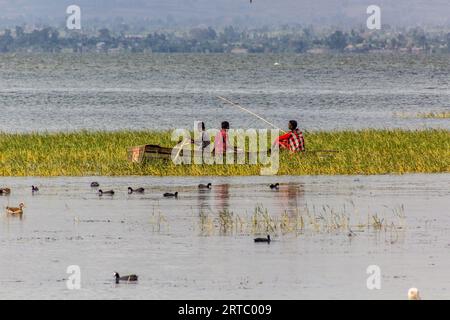 HAWASSA, ETHIOPIE - 28 JANVIER 2020 : pêcheurs au lac Awassa, Ethiopie Banque D'Images