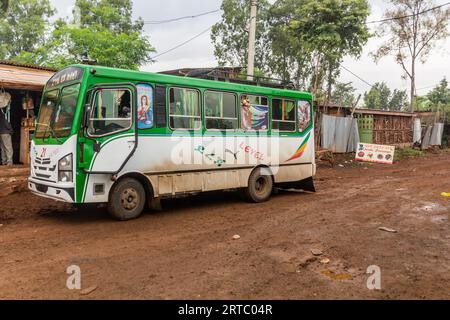 KEY AFER, ETHIOPIE - 2 FÉVRIER 2020 : bus sur une route boueuse à Key Afer, Ethiopie Banque D'Images