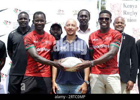 NAIROBI, KENYA - SEPTEMBRE 12 : le capitaine Vincent Onyala (à gauche) et le co-capitaine Tony Omondi ont rejoint l'équipe nationale de rugby masculin du Kenya à sept joueurs de Shujaa Banque D'Images