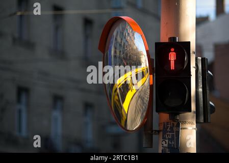 Arrêtez la lumière et la réflexion du tramway dans le miroir Banque D'Images