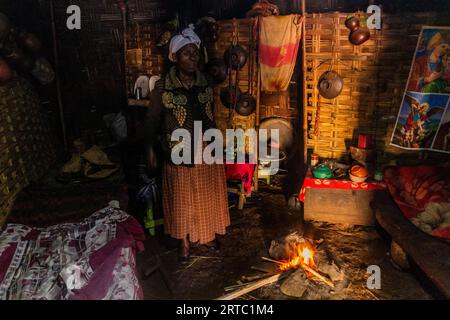 DORZE, ETHIOPIE - 30 JANVIER 2020 : intérieur d'une cabane traditionnelle Dorze tissée en bambou, Ethiopie Banque D'Images