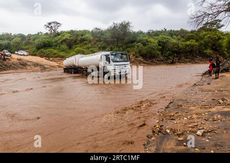 VALLÉE DE L'OMO, ETHIOPIE - 4 FÉVRIER 2020 : camion coincé dans les eaux gonflées de la rivière Kizo, Ethiopie Banque D'Images