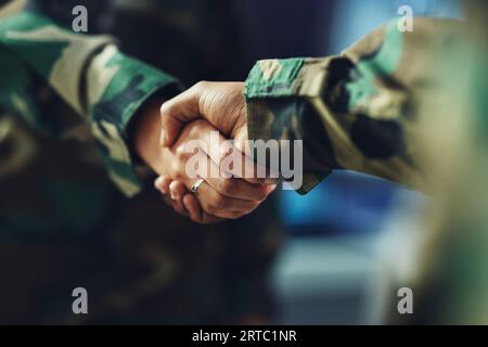 Militaire, armée ou poignée de main pour un partenariat, un travail d'équipe ou un accord de guerre, un accord ou une unité ensemble. Les gens, les soldats ou serrer la main pour le combat d'équipe Banque D'Images