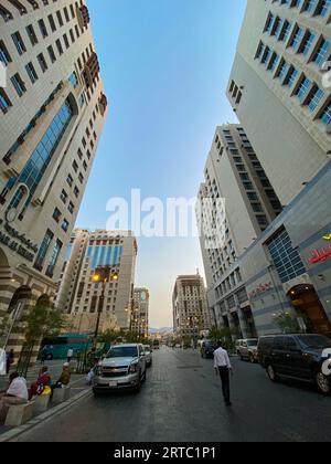 Medina, Arabie Saoudite - 22 août 2023 : de hauts bâtiments d'hôtel vus près de la mosquée Nabawi dans la ville de Medina, Arabie Saoudite Banque D'Images