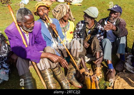 DORZE, ETHIOPIE - 30 JANVIER 2020 : les hommes Dorze fument des pipes dans leur village, Ethiopie Banque D'Images