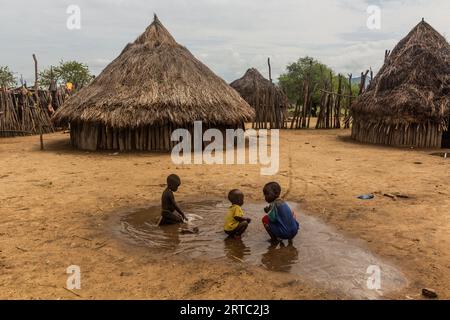 Korcho, ETHIOPIE - 4 FÉVRIER 2020 : enfants de la tribu Karo dans le village de Korcho, Ethiopie Banque D'Images