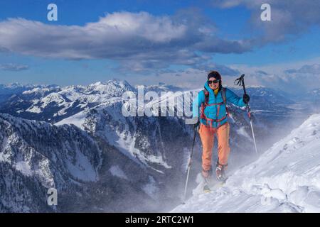 Femme sur la randonnée de ski montant à Kosiak par tempête de neige, Kosiak, Rosental, Karawanken, Carinthie, Autriche Banque D'Images