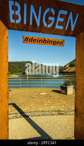 Rhein-Nahe-Eck à Bingen, vue à travers un cadre à travers le Rhin à la Tour de la souris et les ruines du château d'Ehrenfels, la vallée du Rhin moyen supérieur, la Hesse et RH Banque D'Images