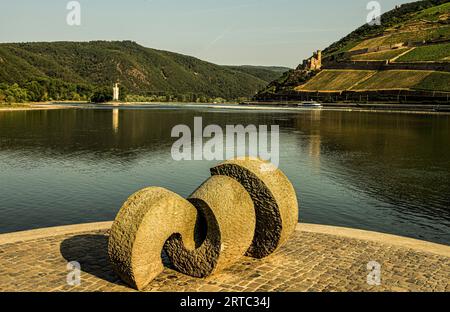 Rhein-Nahe-Eck, sculpture à l'embouchure de la Nahe, vue sur la Tour de la Mause et les ruines du château d'Ehrenfels, Bingen, Vallée du Haut-Rhin moyen, Rhin Banque D'Images