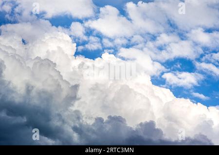 Ciel nuageux avec formation de nuages de pluie - Tours, Indre-et-Loire (37), France. Banque D'Images