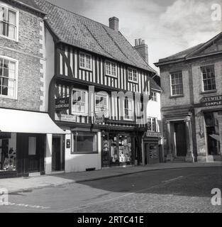 Années 1950, historique, petite maison publique, la tête de la Reine, bâtiment à pans de bois dans le coin d'une terrasse de différents bâtiments d'époque, Angleterre, Royaume-Uni. Banque D'Images