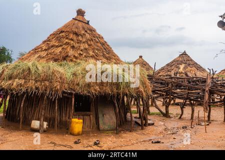 Maisons dans un village de la tribu Hamer près de Turmi, Ethiopie Banque D'Images