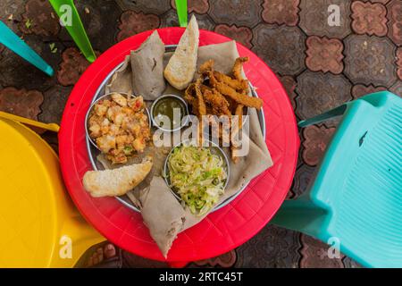 Nourriture en Éthiopie - pain plat injera avec du poisson frit Banque D'Images