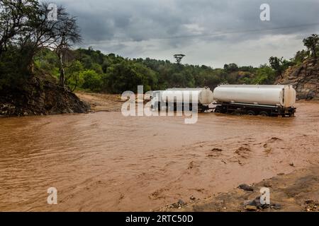 Camion coincé dans les eaux gonflées de la rivière Kizo, Ethiopie Banque D'Images