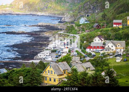 Vue du camping Goksoeyr sur l'île aux oiseaux Runde, Moere et Romsdal, Norvège Banque D'Images