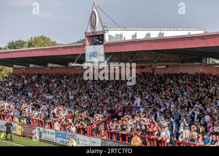 Vue générale du stade Lamex, stade du Stevenage football Club avec les fans et les spectateurs pendant le match. Banque D'Images