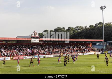 Vue générale du stade Lamex, stade du Stevenage football Club avec les fans et les spectateurs pendant le match. Banque D'Images