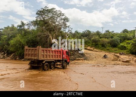 VALLÉE DE L'OMO, ÉTHIOPIE - 4 FÉVRIER 2020 : traversée par camion de la rivière Kizo, Éthiopie Banque D'Images