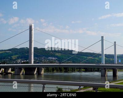 Autriche, pont routier sur le Danube à Linz, la capitale de la haute-Autriche Banque D'Images