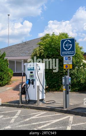 Point de canrging des véhicules électriques aux services autoroutiers en Angleterre. Banque D'Images