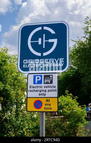 Point de canrging des véhicules électriques aux services autoroutiers en Angleterre. Banque D'Images