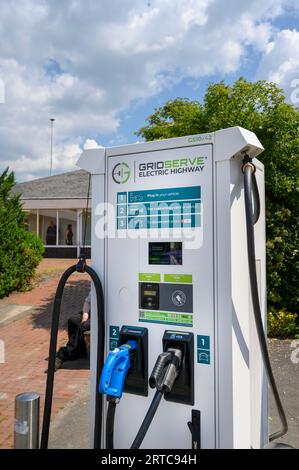 Point de canrging des véhicules électriques aux services autoroutiers en Angleterre. Banque D'Images