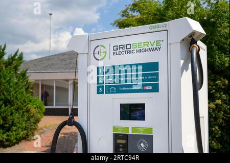 Point de canrging des véhicules électriques aux services autoroutiers en Angleterre. Banque D'Images