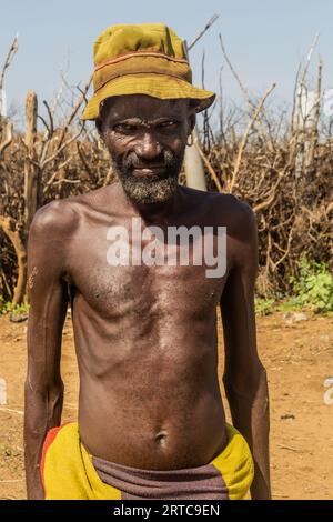 OMORATE, ETHIOPIE - 5 FÉVRIER 2020 : membre de la tribu Daasanach dans son village près d'Omorate, Ethiopie Banque D'Images