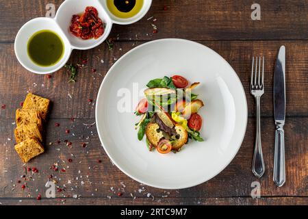 Insalata Panzanella, salade italienne traditionnelle avec tomates et pain Banque D'Images