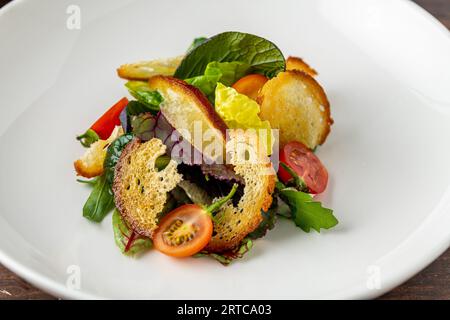 Insalata Panzanella, salade italienne traditionnelle avec tomates et pain Banque D'Images