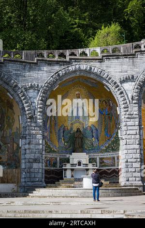 Sanctuaire à l'extérieur de la Basilique de l'Immaculée conception, Lourdes, France Banque D'Images