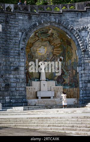Sanctuaire à l'extérieur de la Basilique de l'Immaculée conception, Lourdes, France Banque D'Images