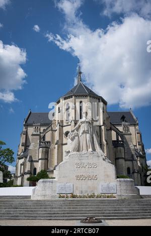 Mémorial de guerre et église Saint-Martin dans la ville française de Pau Banque D'Images