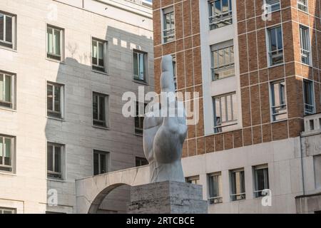 Maurizio Cattelan L.O.V.E. sculpture, piazza della Borsa, Milan, Italie Banque D'Images