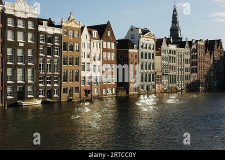 Amsterdam, les maisons du canal des pays-Bas. Canal, coucher de soleil, réflexions Banque D'Images