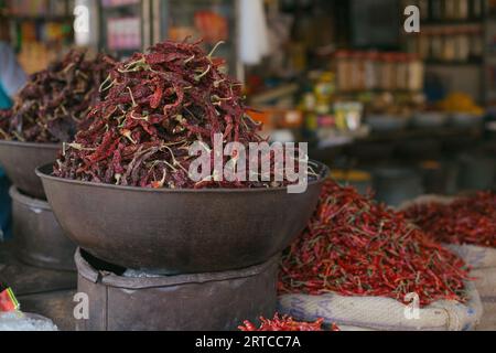 Pune, Inde a séché des piments rouges au marché avec d'autres prodcuts Banque D'Images